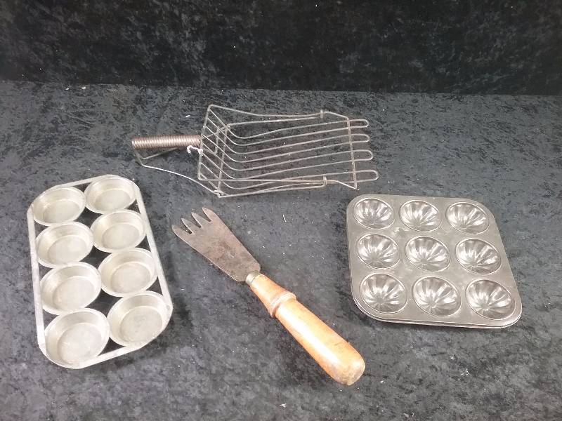 Lot -Misc Kitchen Pans, Scoop, Etc
