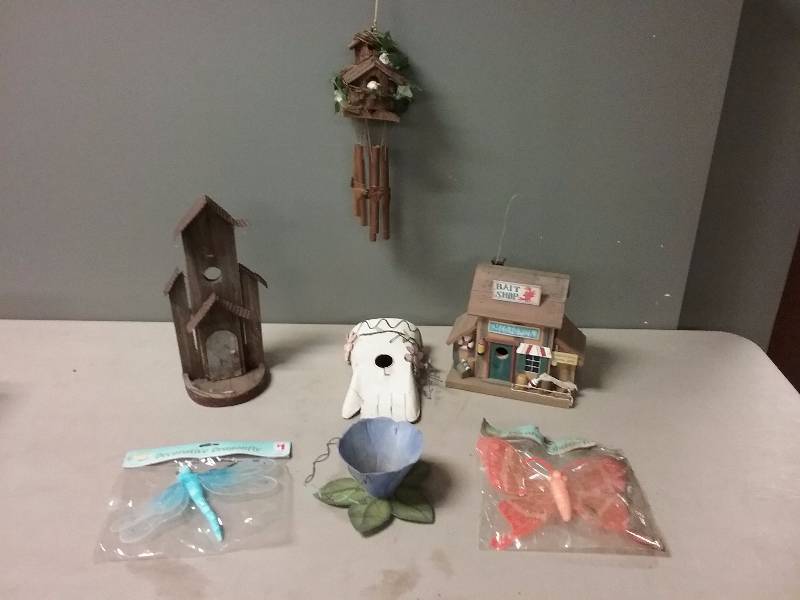 Lot -Misc Outdoor Dcor, Birdhouse, Etc