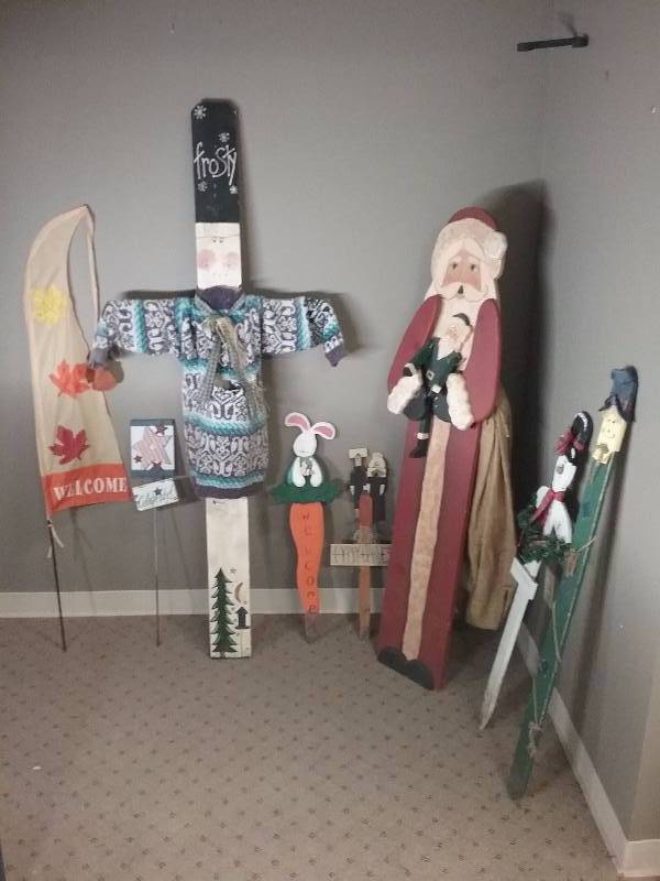 Lot - Misc Outdoor Seasonal Dcor, Father Christmas, Frosty, Fall, Etc.  28 - 72