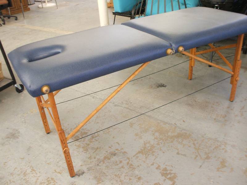 MASSAGE TABLE