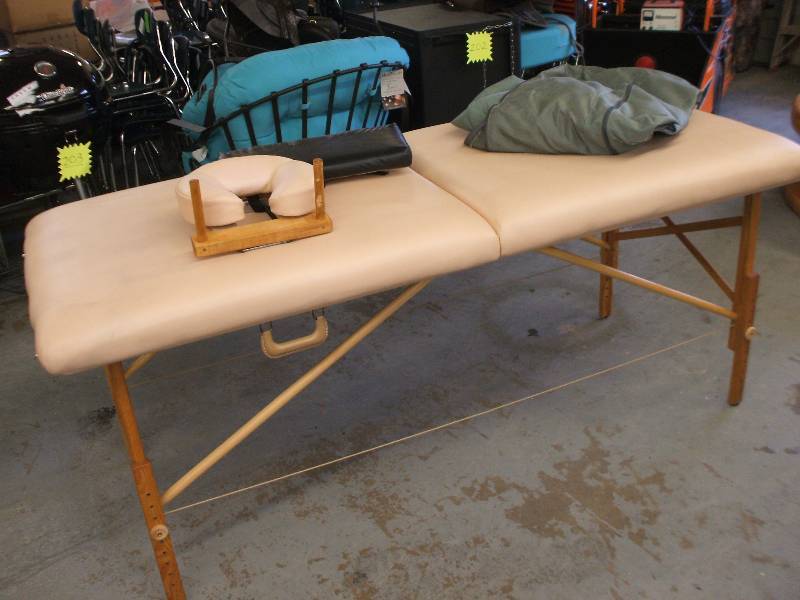MASSAGE TABLE