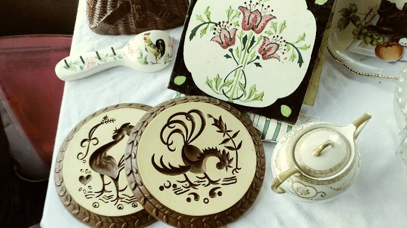 Tins, plates, rooster decor and more