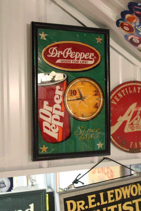 lot 249 image: Dr. Pepper Wall Clock