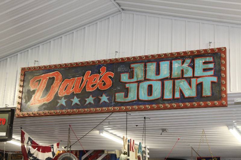 lot 5 image: Daves Juke Joint Sign