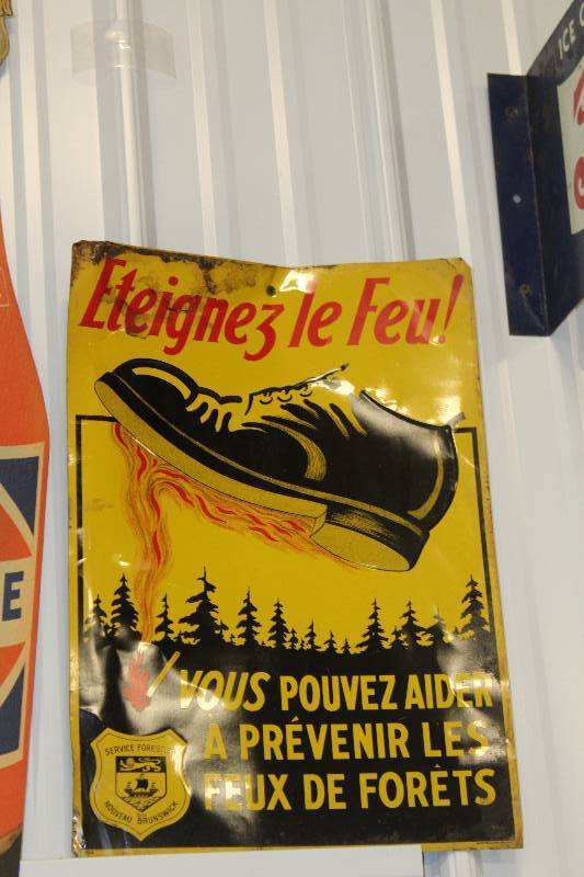 lot 53 image: Eteignez le Feu Forest Fire Metal Sign