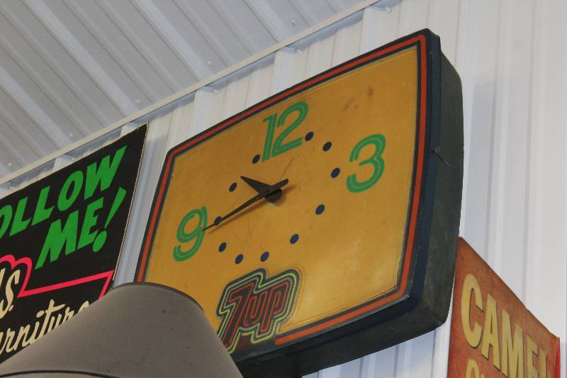 lot 56 image: 7up Plastic Wall Clock