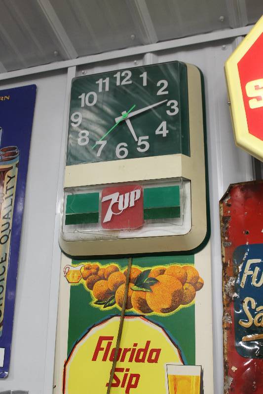 lot 82 image: 7up Wall Clock