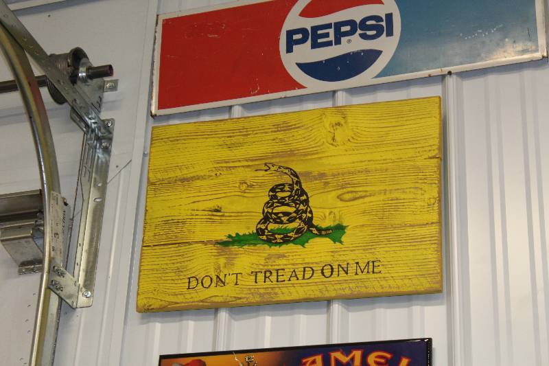 lot 91 image: Dont Tread On Me Sign