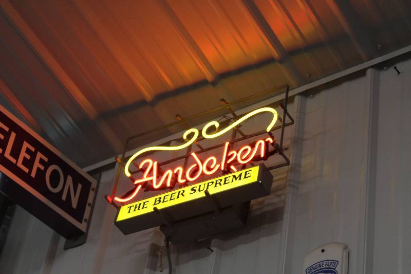 lot 101 image: Andeker The Beer Supreme Neon Light