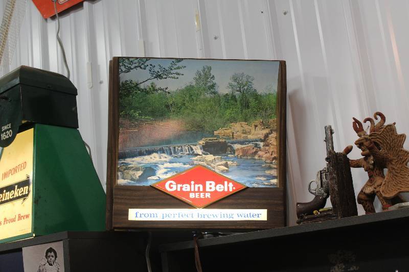 lot 108 image: Grain Belt Beer Lighted Wall Decoration