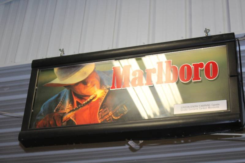 lot 154 image: Marlboro Lighted Wall Decoration