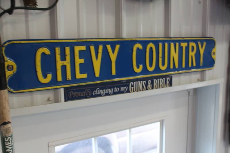 lot 335 image: Chevy Country Metal Sign