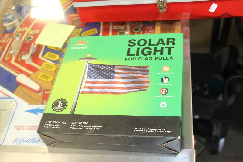 lot 411 image: Flag Pole Solar Light Kit