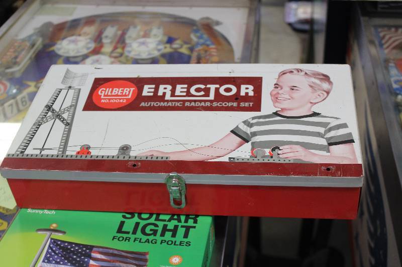 lot 410 image: Gilbert Erector Automatic Radar-Scope Set