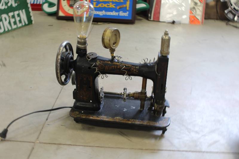 lot 389 image: Sewing Machine Table Lamp