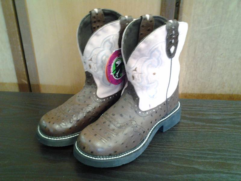 lot 1 image: New With Tags Womens Justin Gypsy Boots Size 8B