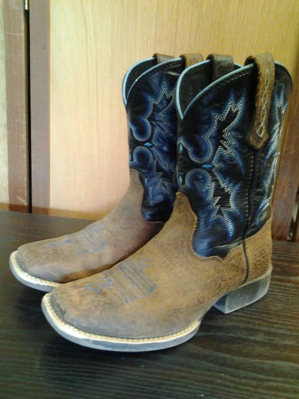 lot 3 image: Ariat Youth Western Boots Size 2