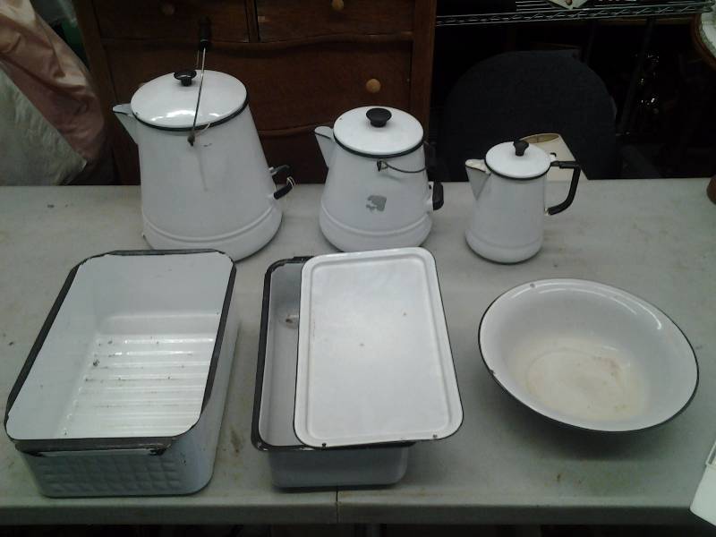 lot 18 image: Lot Of Assorted Enamel Ware