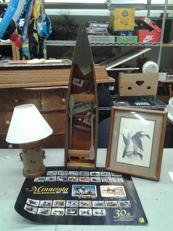 lot 25 image: Duck Theme Decor