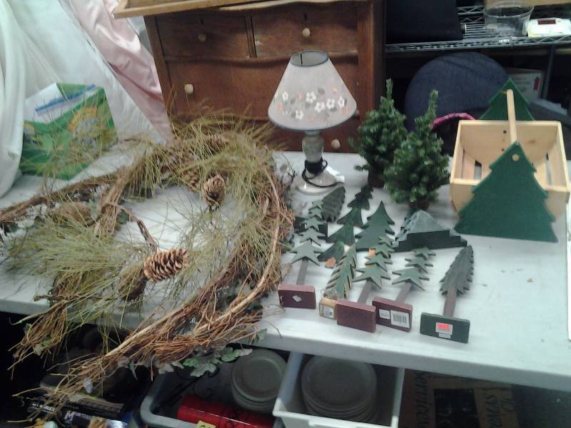 lot 33 image: Pine Tree Decor