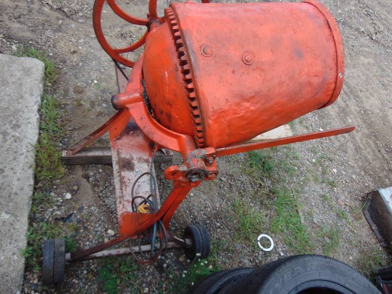 lot 4 image: Electric Cement Mixer