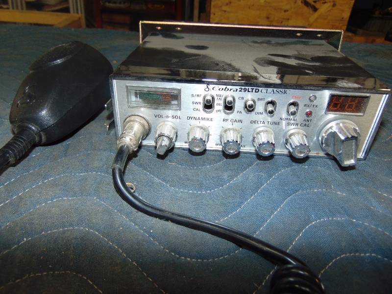 lot 31 image: Cobra CB Radio