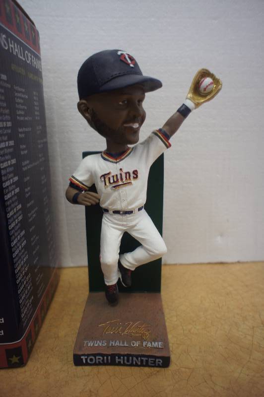 lot 5 image: MINNESOTA TWINS - TORII HUNTER TWINS HALL OF FAME BOBBLE HEAD  GOLD GLOVE