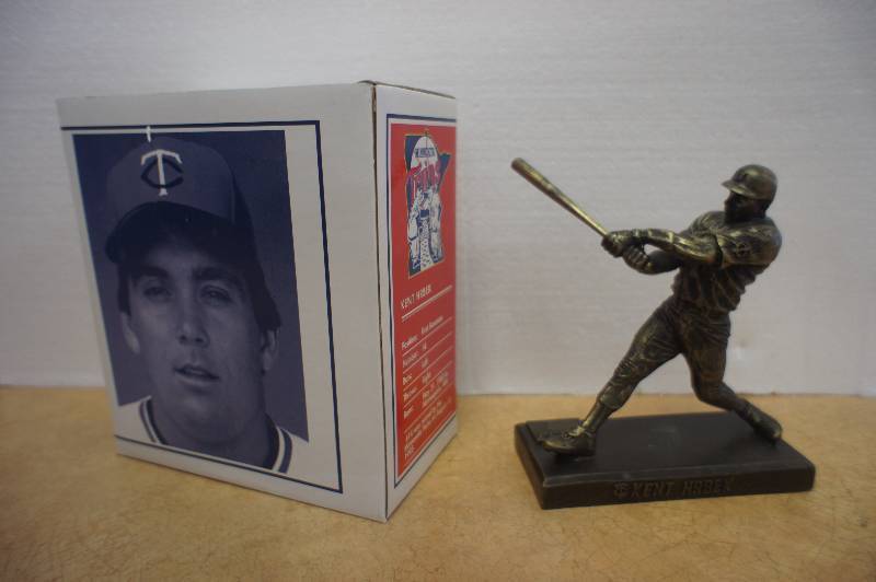 lot 26 image: MINNESOTA TWINS - KENT HRBEK - PEPSI COLA - BRONZE STATUE - 6.5 TALL - NEW IN BOX