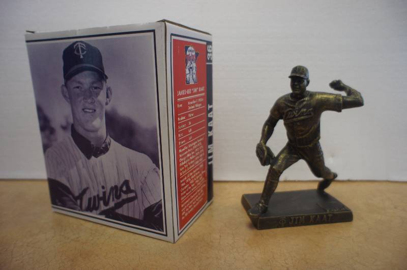 lot 30 image: MINNESOTA TWINS - JIM KAAT - PEPSI COLA - BRONZE STATUE - 6 TALL - NEW IN BOX