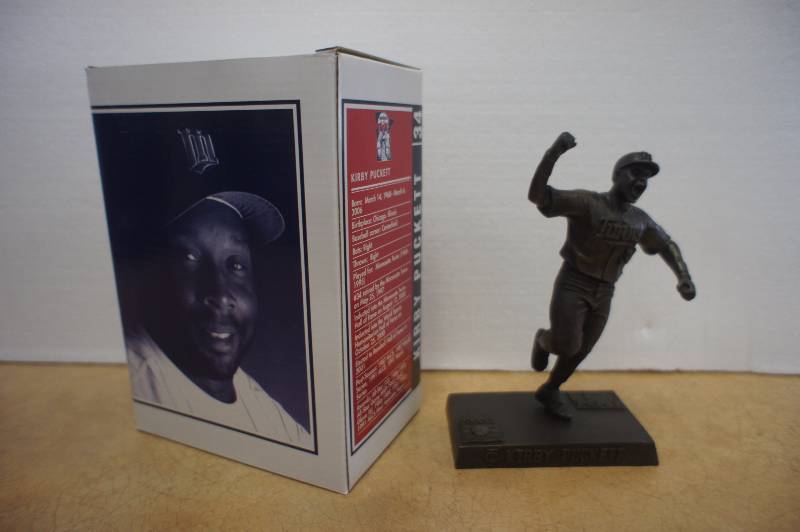 lot 39 image: MINNESOTA TWINS - KIRBY PUCKETT - PEPSI COLA - BRONZE STATUE - 6 TALL - NEW IN BOX