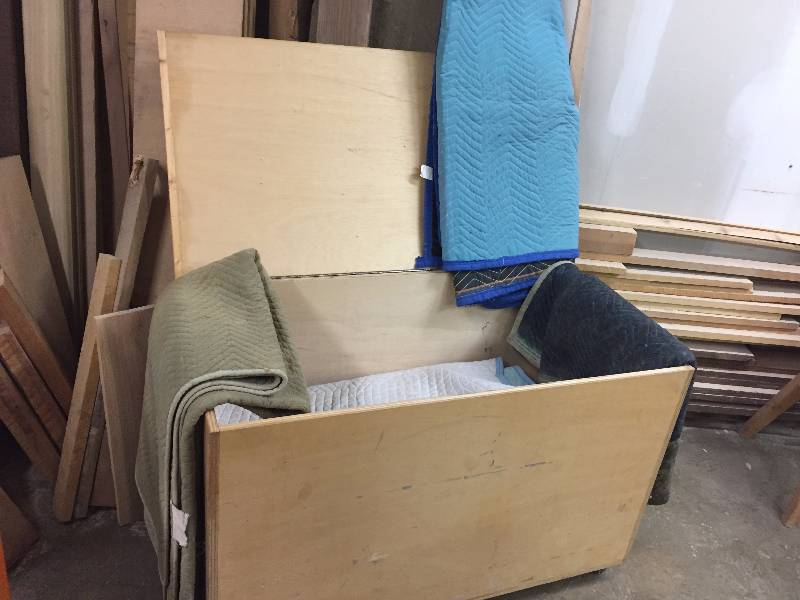 lot 32 image: Wood Storage Chest & 12 Moving Blankets
