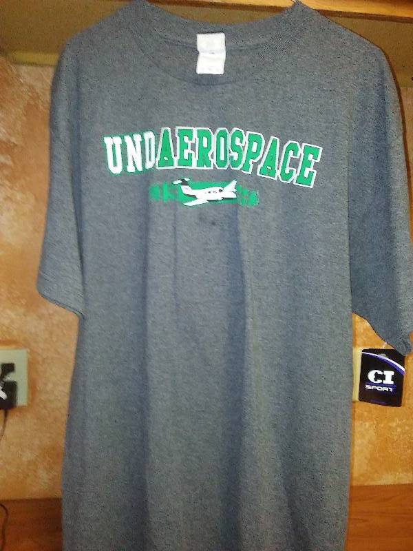 lot 52 image: NEW UND Sioux Fighting Hawks T Tee shirt Large