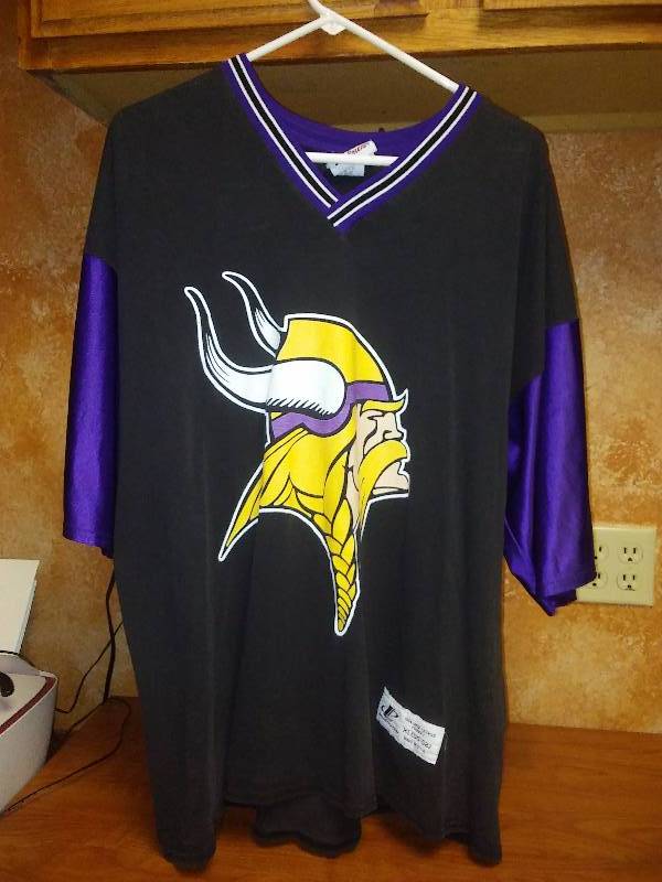 lot 74 image: MN Viking NFL retro style Chris Carter shirt XL