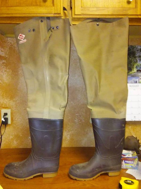lot 113 image: Skinny Man in Cupboard Thigh Waders