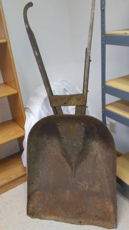 lot 3 image: Antique Coal Shovel (1)