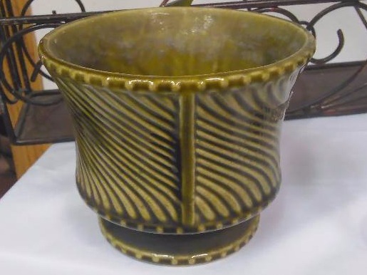 lot 18 image: Cute Dcor Lot Metal Wall Basket, Ceramic and glass