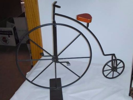 lot 27 image: Metal and Wicker DisplayStorage (3)