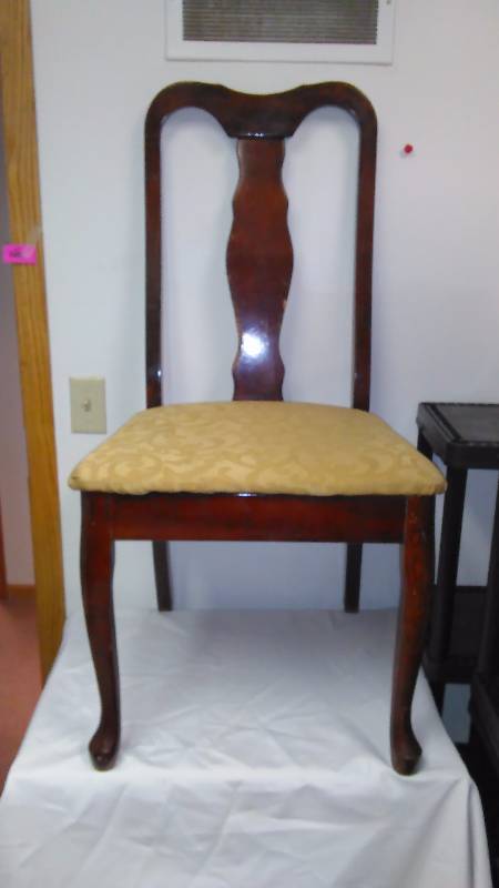 lot 60 image: Wood Side Chairs with Cherry Wood Finish (2)