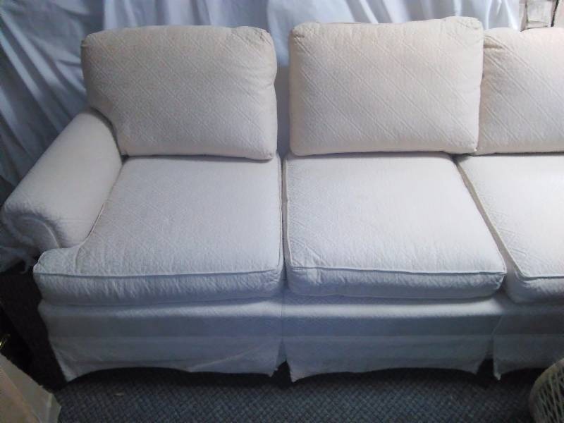 lot 62 image: Cream Off White Colored Sofa,Good Condition, 7 feet