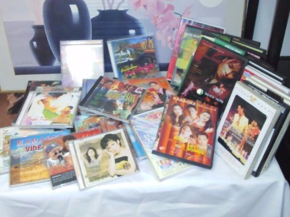 lot 68 image: Asian Prints, CDs and DVDs, Pictures (2)