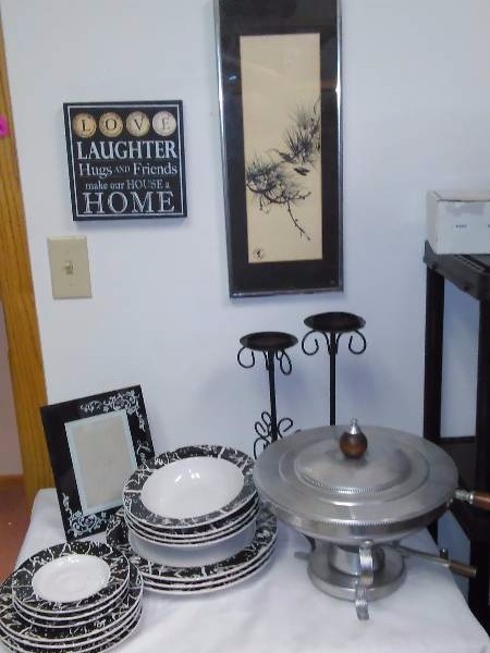 lot 82 image: Black and White Theme