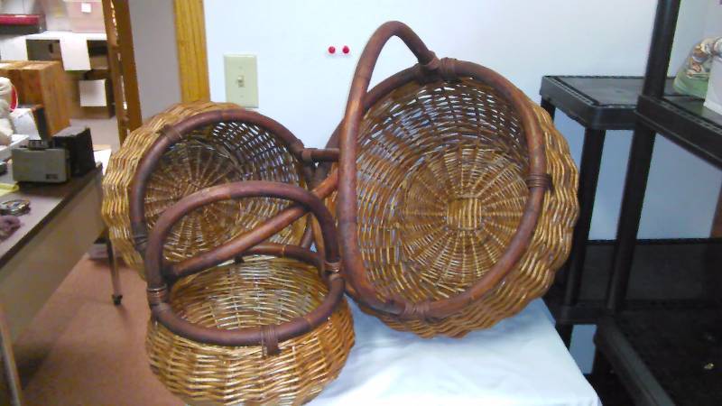 lot 87 image: Like New Wicker and Wood Baskets (3)