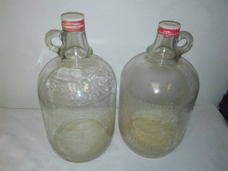 lot 101 image: Coca Cola Collectible 1 Gallon Jug with cover