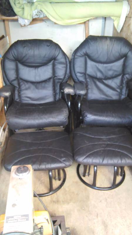 lot 150 image: SwivelRecliningRocking Chairs with ottoman (2)