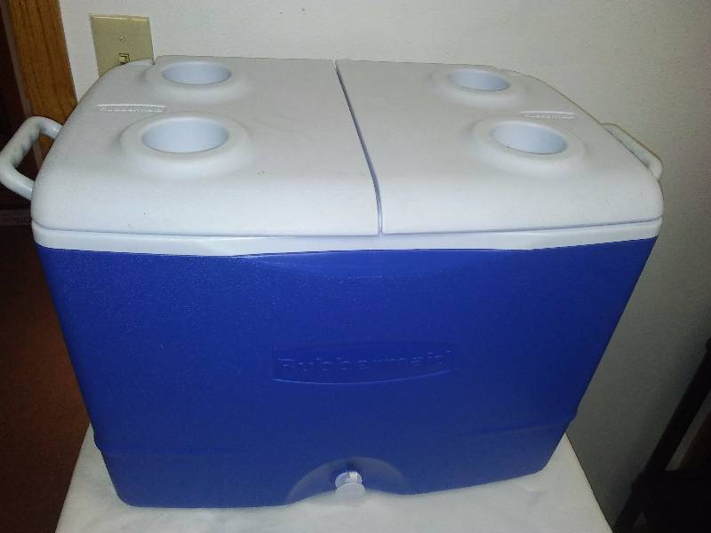 lot 122 image: Near New Rubbermaid Cooler, 50 qt. cooler, 19 H x 23.38 W x 15.25 D