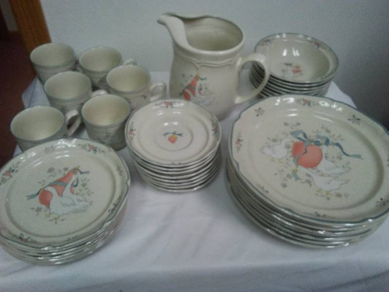 lot 145 image: Complete Set of Stoneware Dishes, International Marmalade
