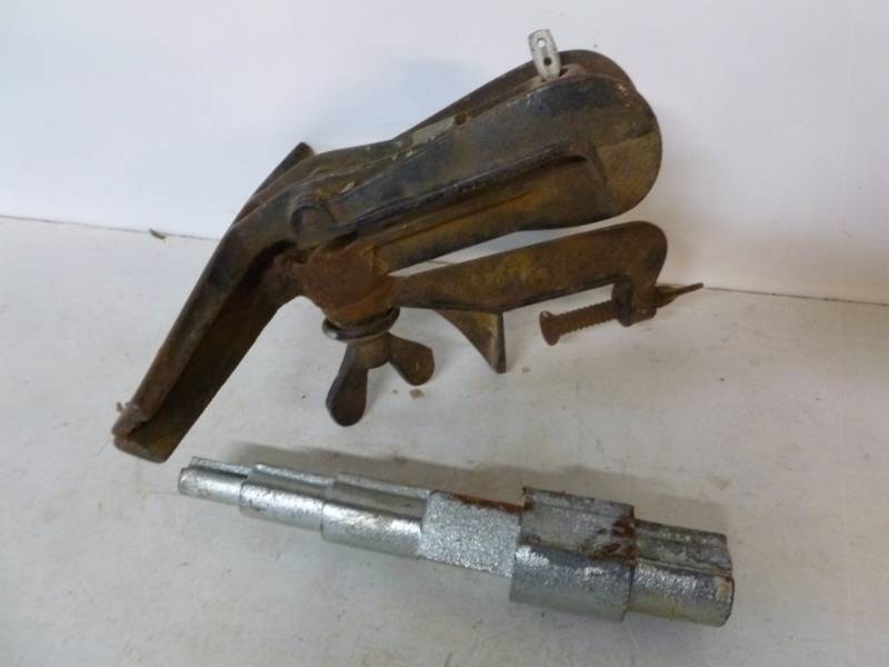 lot 145 image: Vintage Saw Vise