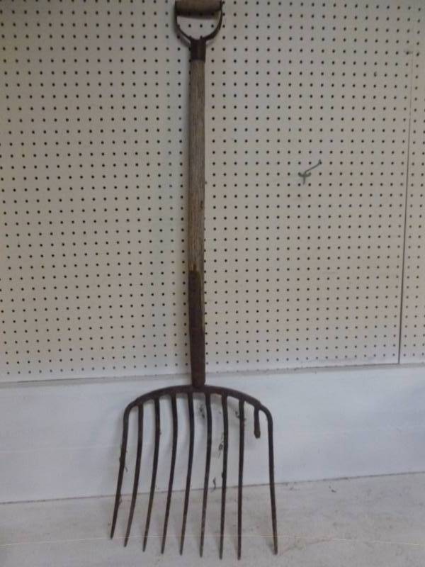 lot 185 image: Vintage Silage Fork