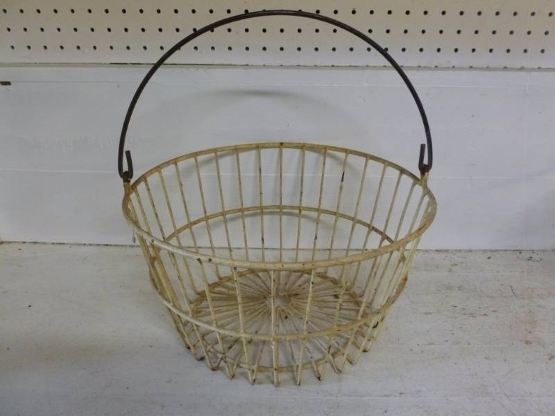 lot 189 image: Vintage Egg Basket