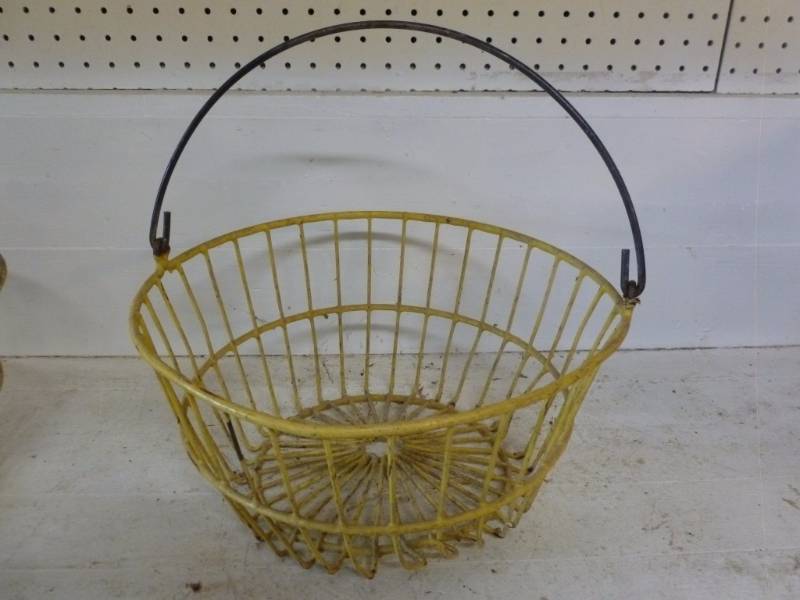 lot 190 image: Vintage Egg Basket